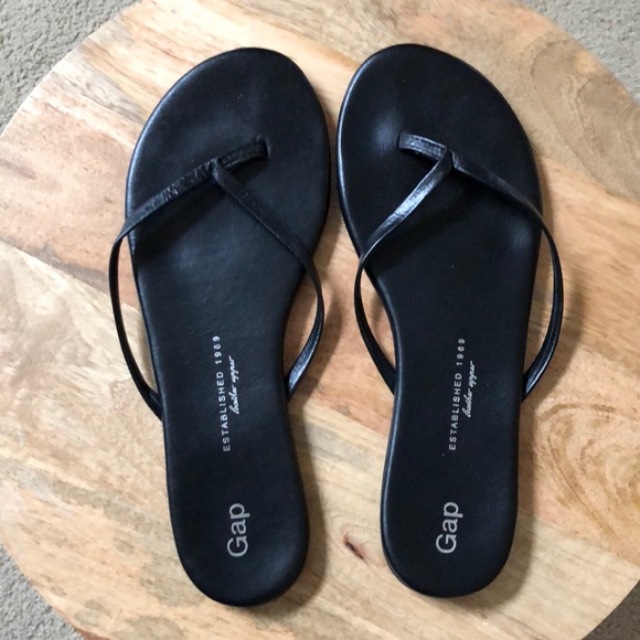 gap black flip flops